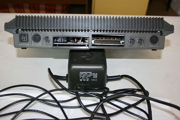 Commodore plus/4 - En la parte trasera está la entrada de alimentación, conexión de casete y vídeo, ranuras de expansión y conectores para joystick