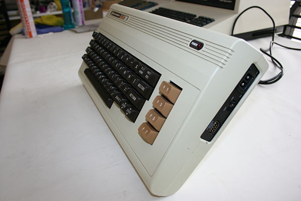 Commodore VIC-20: Vista del lateral izquierdo, con el conector de alimentación, el interruptor de puesta en marcha y la entrada de joystick