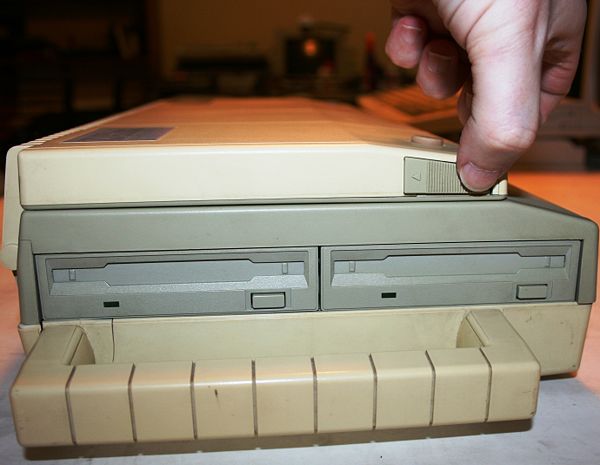 Amstrad PPC 512 - En el lateral está la doble unidad de discos de 3.5 pulgadas.