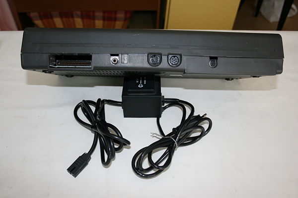 Commodore 16 - Vista de la parte posterior, con la ranura para la ampliación de memoria, conectores de vídeo y casete
