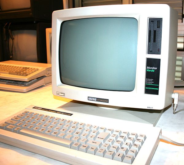 Amstrad PCW 8256 - Vista general de la pantalla (ordenador) y el teclado.