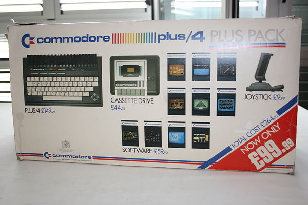 Commodore plus/4 - Caja exterior del PLUS PACK, compuesto del ordenador, unidad de casete, joystick y lote de software