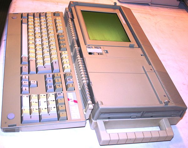 Amstrad PPC 512 - Tras abrir el teclado se accede a la pantalla e interruptores.