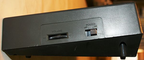 Amstrad CPC 464: Vista lateral con el interruptor de encendido y el control de volumen