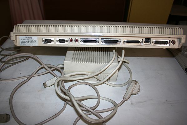 Commodore A-500 Plus - Vista trasera, puertos de conexión.