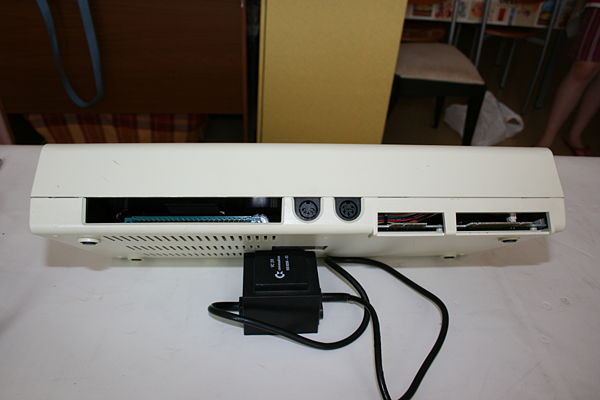 Commodore VIC-20: Vista trasera, con la ranura de expansión, las conexiones para casete, vídeo y otros periféricos