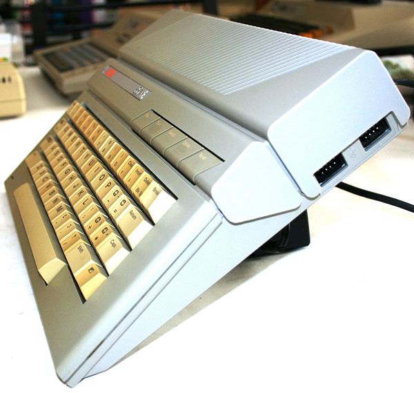 Atari 65XE - Vista lateral con los conectores para joystick.