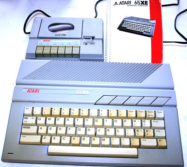 Atari 65XE - Con su unidad de casete y manual.