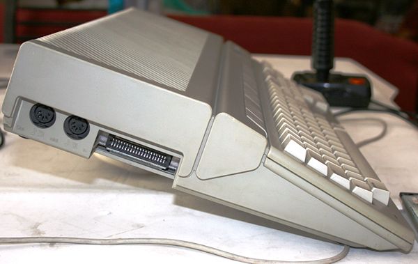 Atari 520ST - Vista lateral con conexiones MIDI y slot de expansión.