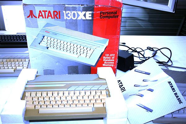 Atari 130XE - Caja y Atari 130XE, se puede comprobar que es idéntica a la 65XE salvo en el grabado del nombre.