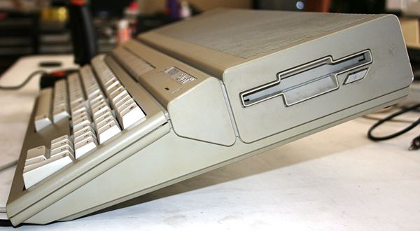 Atari 520ST - Vista lateral con la unidad de disco.