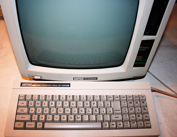 Amstrad PCW 8256 - Vista cenital de pantalla y teclado.