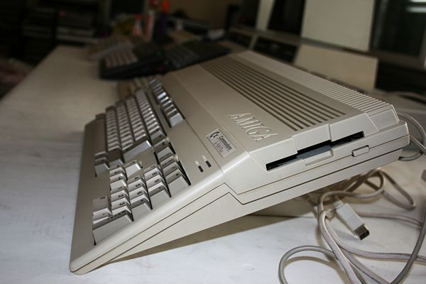 Commodore A-500 Plus - Vista lateral, ranura de disquetes.