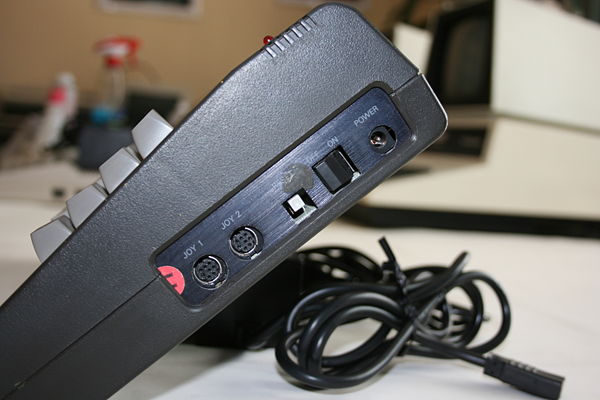 Commodore 16 - Vista del lateral derecho, con los conectores para joystick, botón de reset, interruptor de encendido y entrada de alimentación
