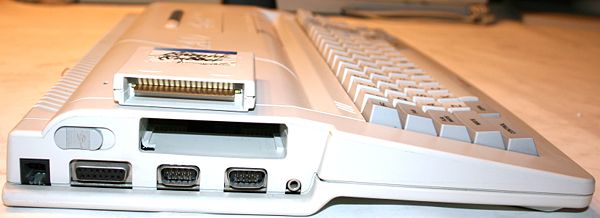 Amstrad 464plus - Vista lateral con el slot para cartuchos.