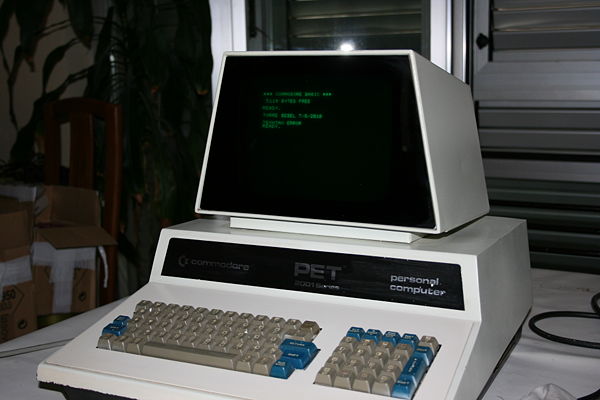 Commodore PET 2001 - Vista lateral derecha y encendido