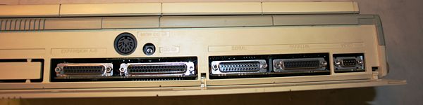 Amstrad PPC 512 - Vista trasera con conexiones diversas.