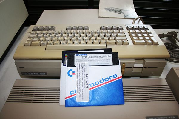 Commodore 128 - Vista trasera y discos