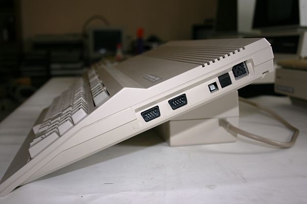Commodore 128 - Vista lateral