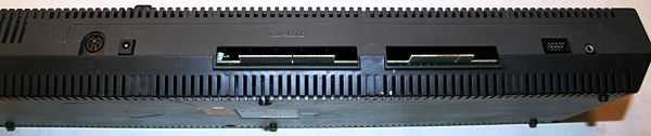 Amstrad CPC 464: Vista trasera con los conectores y alimentación