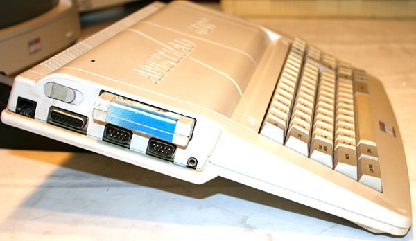 Amstrad 6128plus - Vista lateral con un cartucho introducido en el slot.
