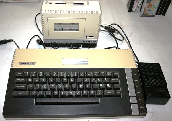 Atari 800XL - Con su transformador y unidad de casete.