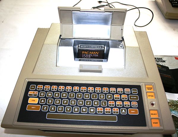 Atari 400 - Vista superior con el cartucho PACMAN insertado en la ranura.