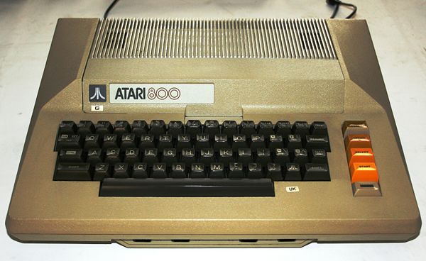 Atari 800 - Vista superior en la que se aprecia el teclado mecánico y la tapa de acceso a la ranura de cartuchos.