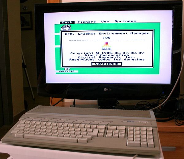 Atari 520ST - Ejecuta TOS/GEM en cuanto se conecta.