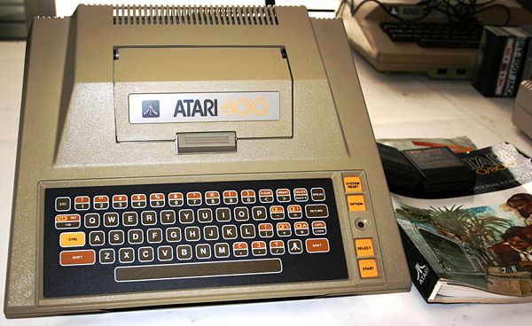 Atari 400 - Vista superior del teclado de membrana y la tapa de acceso a la ranura de cartuchos.