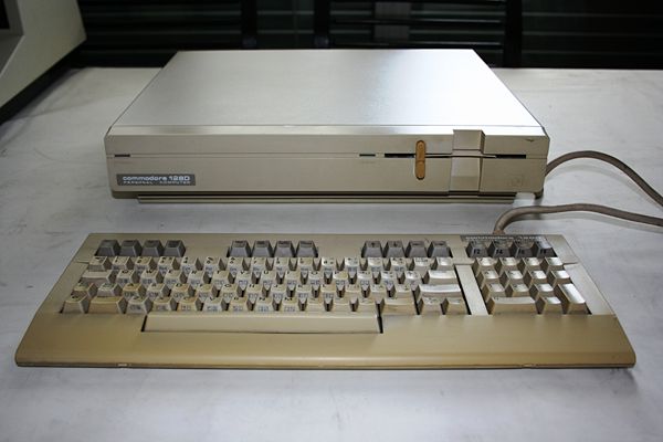 Commodore 128 - Carcasa y teclado