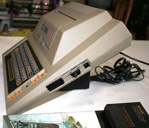 Atari 400 - Vista lateral con la toma de alimentación, el interruptor y el conector de casete.