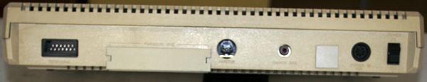 Atari 800XL - Vista posterior con salida de vídeo, casete y alimentación.