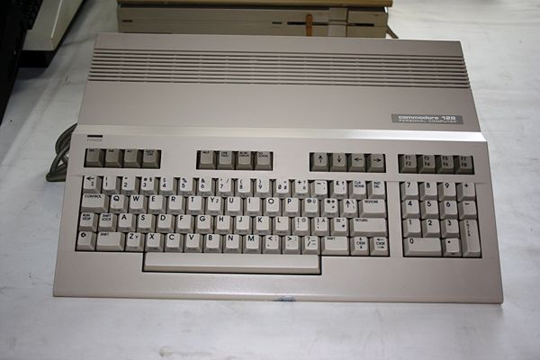 Commodore 128 - Vista frontal