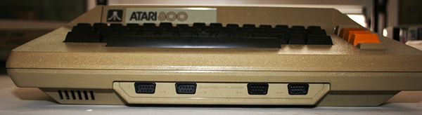 Atari 800 - Vista frontal con los cuatro conectores para joystick.