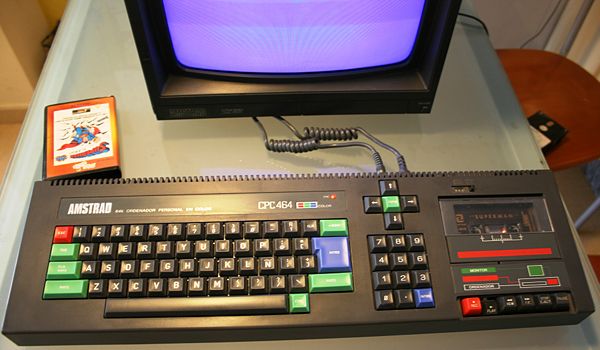 Amstrad CPC 464: Introducimos la cinta y pulsamos el botón play