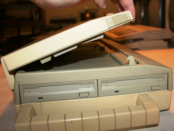 Amstrad PPC 512 - Una pestaña permite desplegar el teclado.