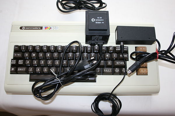 Commodore VIC-20: Ordenador, transformador y adaptador para la salida de vídeo