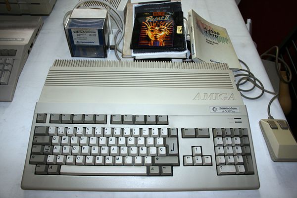 Commodore A-500 Plus - Vista superior del ordenador con ratón, discos y manuales