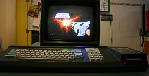 Amstrad CPC 664: Cargando el Moon Cresta