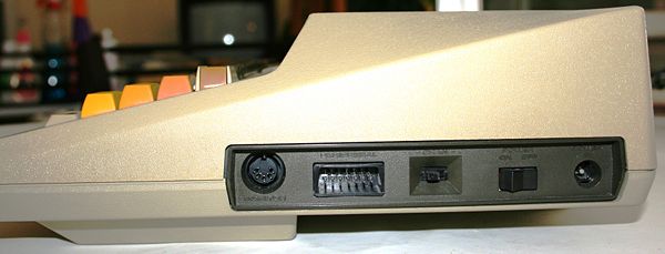 Atari 800 - Vista lateral con conexiones para monitor y otros periféricos, interruptor y conector de alimentación.