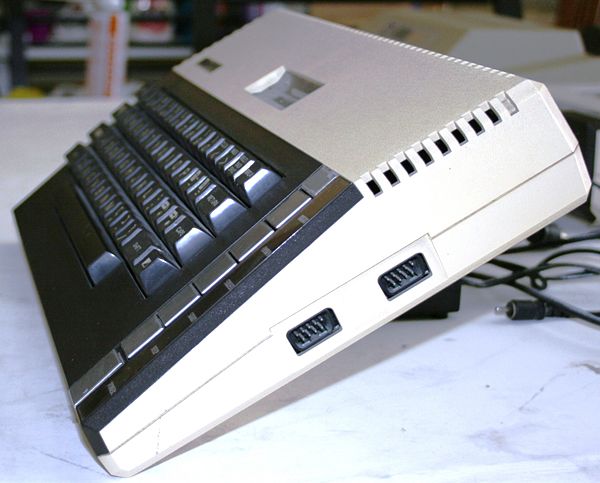Atari 800XL - Vista lateral con los conectores para joystick.
