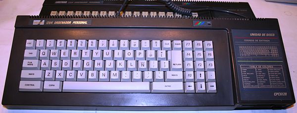 Amstrad CPC 6128 - Vista superior del teclado.