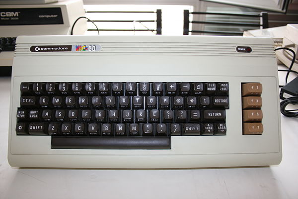 Commodore VIC-20: Vista frontal del ordenador, con el teclado, la serigrafía en la parte superior izquierda y la lámpara indicadora de alimentación en la parte superior derecha