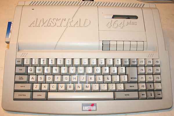 Amstrad 464plus - Vista superior en la que se aprecia el nuevo teclado.