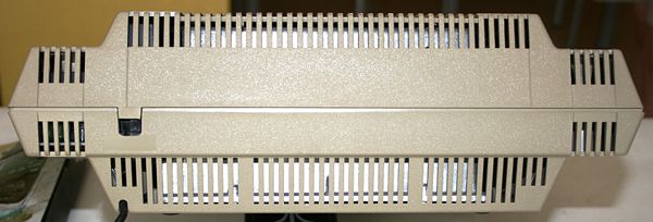 Atari 400 - Vista trasera de la que sale el cable para la TV.