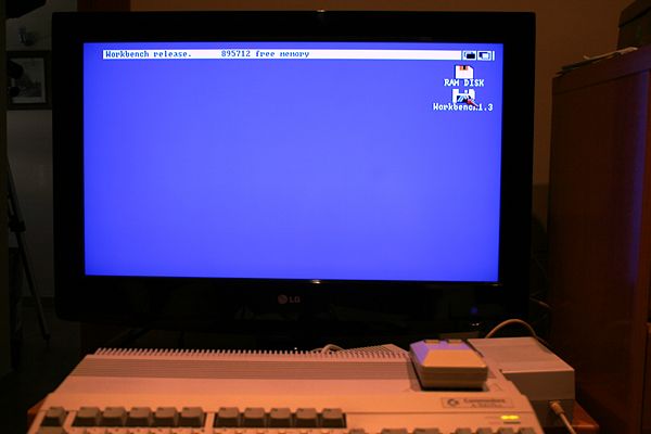 Commodore Amiga 600HD - Workbench 1.3 arrancado.