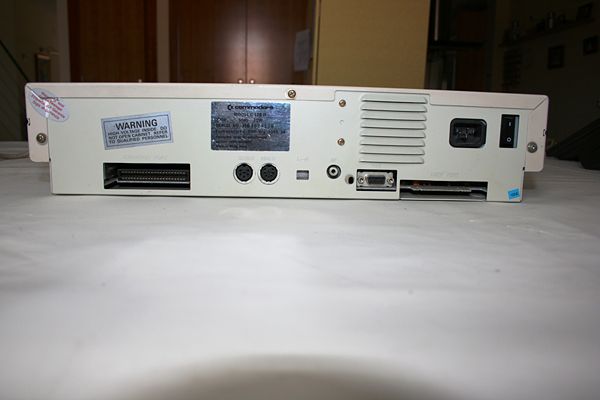 Commodore 128 - Parte trasera y carcasa