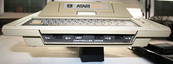Atari 400 - Vista frontal con los cuatro conectores para joystick.