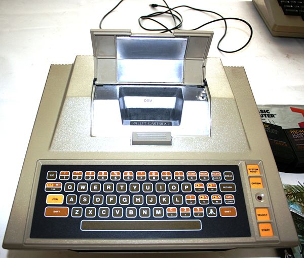 Atari 400 - Vista superior con la tapa de acceso a la ranura de cartuchos abierta.
